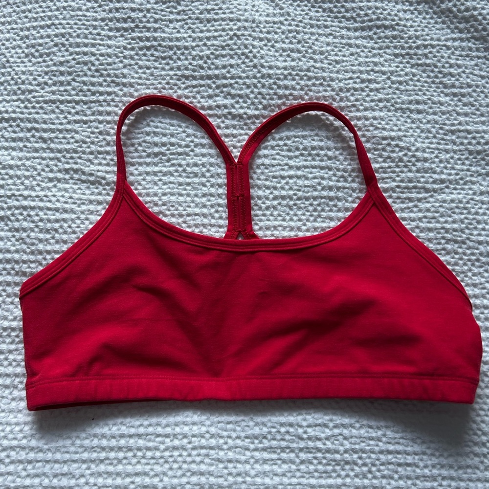 Beyond Yoga Red Sports Bra with Racerback Design and Seamless Fabric